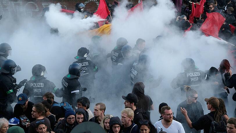 6.Juli 2017, Hamburg: Polizisten sind bei der Demonstration "G20 Welcome to hell" im Einsatz. Bei den Protesten gegen das Treffen der G20 knapp drei Jahren war es zu schweren Auseinandersetzungen gekommen. 6.Juli 2017, Hamburg: Polizisten sind bei der Demonstration "G20 Welcome to hell" im Einsatz. Bei den Protesten gegen das Treffen der G20 knapp drei Jahren war es zu schweren Auseinandersetzungen gekommen.