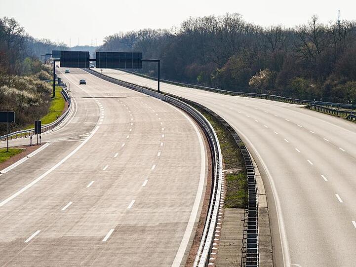 Die nahezu leere Autobahn A9 an der Ab- und Auffahrt Dessau-Ost. Der Autobahnverkehr in Europa hat stark abgenommen.