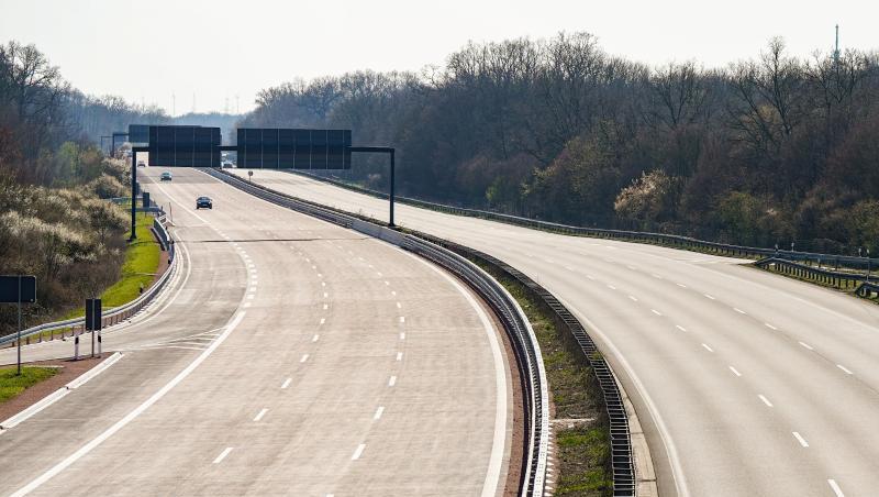 Die nahezu leere Autobahn A9 an der Ab- und Auffahrt Dessau-Ost. Der Autobahnverkehr in Europa hat stark abgenommen. Die nahezu leere Autobahn A9 an der Ab- und Auffahrt Dessau-Ost. Der Autobahnverkehr in Europa hat stark abgenommen.