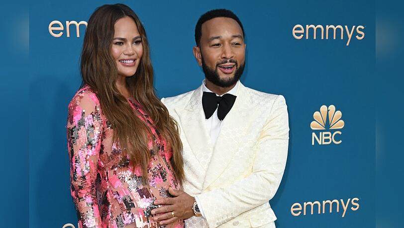 Chrissy Teigen und Ehemann John Legend bei den Emmy Awards 2022.