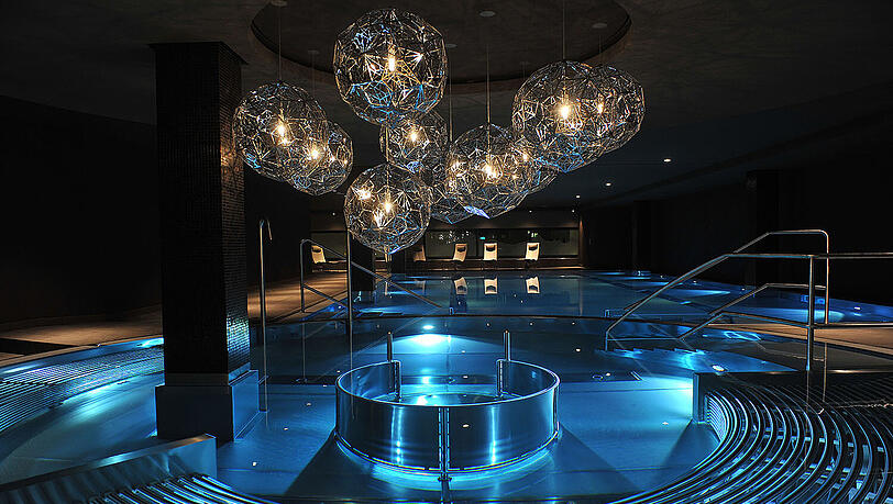 Der Pool bei Nacht: Elements. Der Pool bei Nacht: Elements.