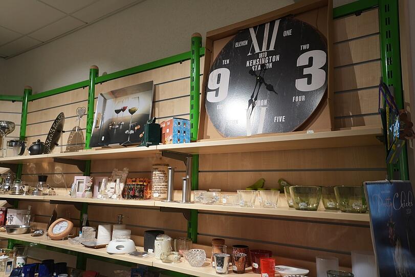 Volle Regale im Oxfam-Shop in der Türkenstraße