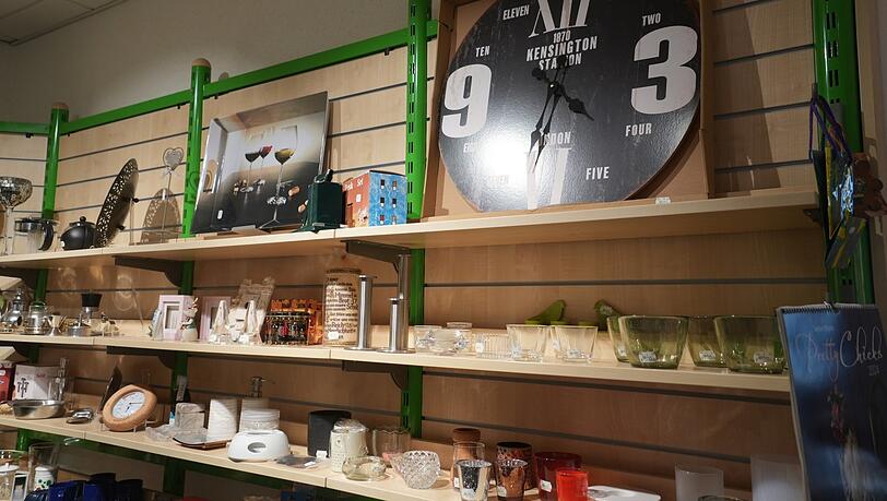 Volle Regale im Oxfam-Shop in der Türkenstraße