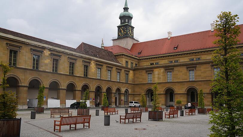 Der Apothekenhof in der Residenz wirkt wie eine eigene kleine Welt für sich, mit klarer Architektur und stiller Eleganz. Der Apothekenhof in der Residenz wirkt wie eine eigene kleine Welt für sich, mit klarer Architektur und stiller Eleganz.