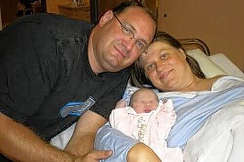 Die Eltern Andreas und Sandra Fuhr in den allerersten Stunden mit der schwer kranken Ronja.