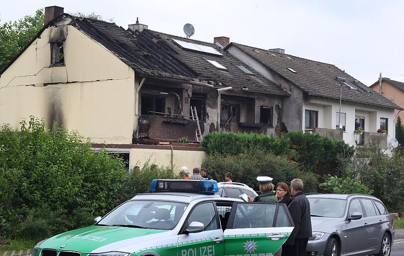 Vermutlich handelt es sich um ein Familiendrama:  Bei der Explosion zweier Reihenhaeuser in Winterhausen (Kreis Wuerzburg) sind in der Nacht zu Montag zwei Menschen getoetet worden. Die Bilder.