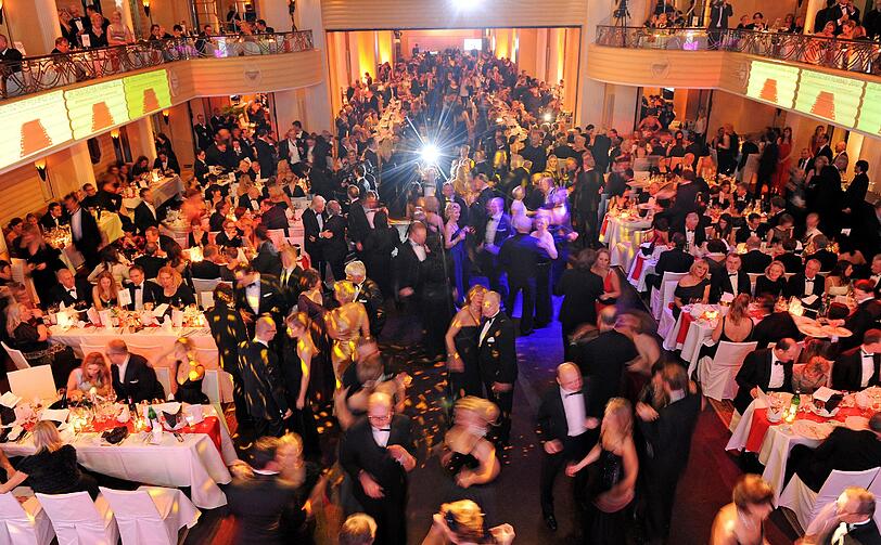Star-Auflauf in München: Promis aus Film und Fernsehen haben beim 39. Deutschen Filmball die Erfolge des vergangenen Kinojahres gefeiert. Klicken Sie hier durch die besten Bilder des Filmballs 2012.