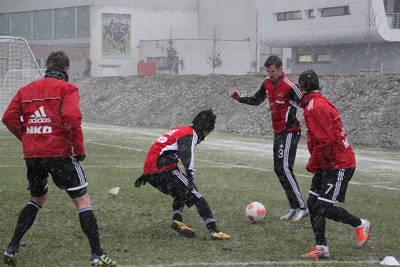 Während des Aufwärmspiels zog ein heftiger Schneeschauer über den Trainingsplatz.