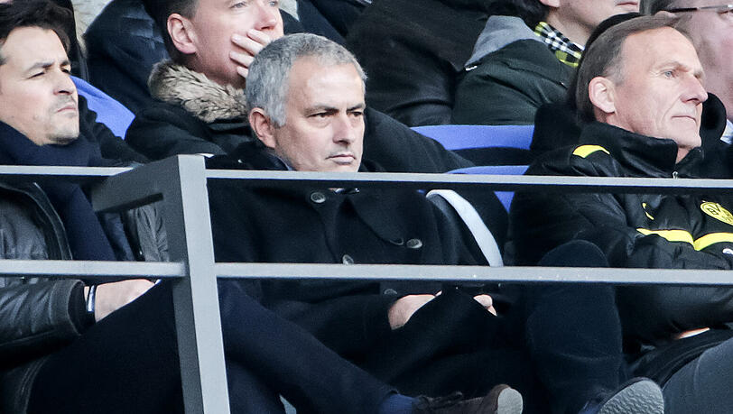 Ex-Chelsea-Coach José Mourinho sah sich auf Einladung von BVB-Boss Hans-Joachim Watzke die Partie Hertha gegen Dortmund an. Ex-Chelsea-Coach José Mourinho sah sich auf Einladung von BVB-Boss Hans-Joachim Watzke die Partie Hertha gegen Dortmund an.