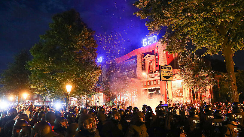 Polizeibeamte in Schutzausrüstung stehen am 6. Juli 2017 in Hamburg vor der Roten Flora wärend einer Demonstration gegen den G20 Gipfel.
