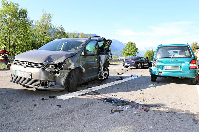 Der Autobahnabschnitt ist mit Schrott-Teilen übersät - die Bilder von der Unfallstelle auf der A95 Richtung Garmisch.