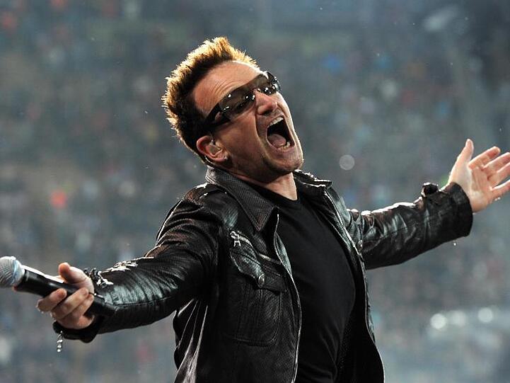 Bono tritt bei einem Konzert im Olympiastadion auf.