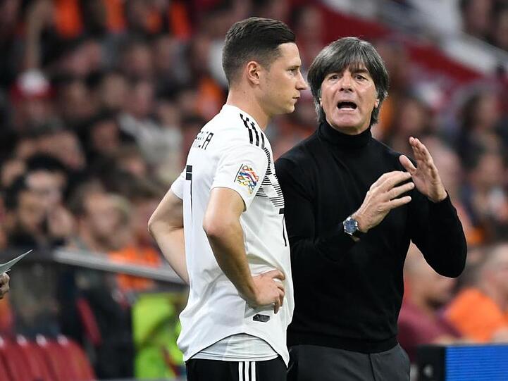 Bundestrainer Joachim Löw (r) muss auf Julian Draxler verzichten.