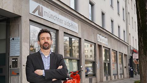 Tobias Oliveira Weismantel steht an der Lindwurmstraße 71 vor der Münchner Aids-Hilfe.
