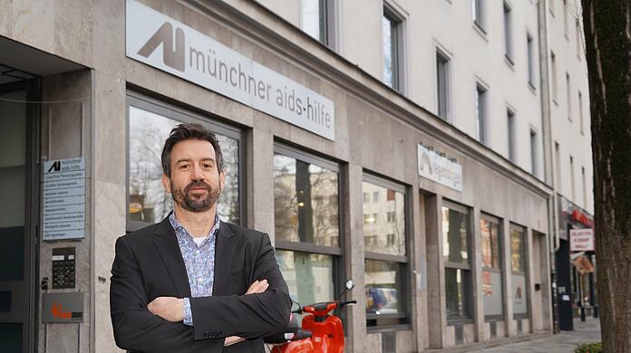 Tobias Oliveira Weismantel steht an der Lindwurmstraße 71 vor der Münchner Aids-Hilfe.