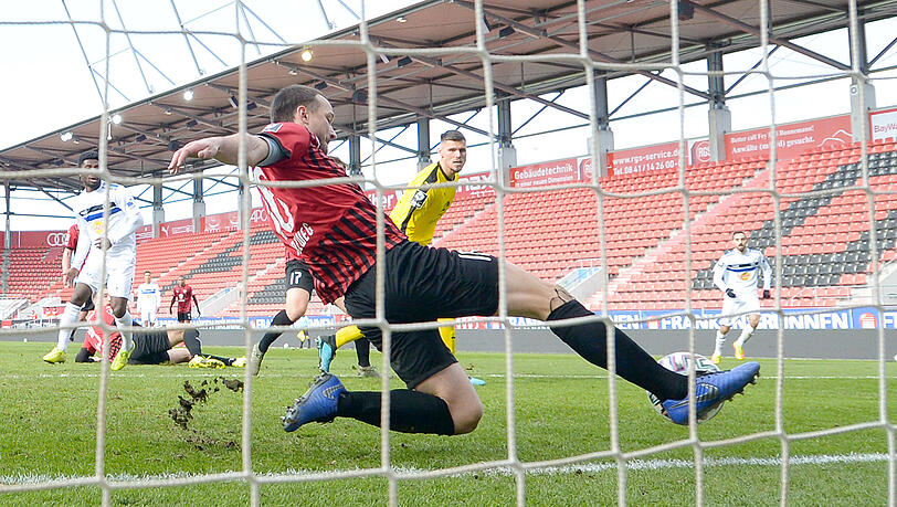 Der Ingolstädter Peter Kurzweg FC Ingolstadt rettet nach einem Schuss des Mannheimers Manfred Osei Kwadwo auf der Linie.