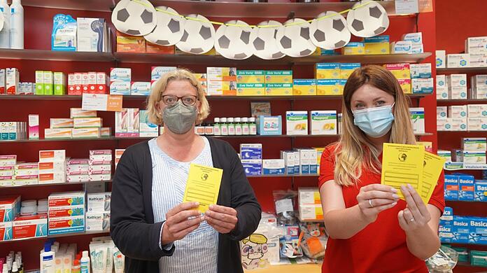 Apothekerin Christiane Scholten (l.) und Erna Imeri aus der "Apotheke zur Münchener Freiheit" stellen - wie rund 200 Apotheken in München - digitale Impfzertifikate aus.