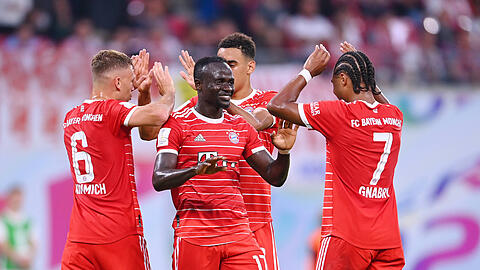 Auf diesem Foto jubeln vier Torschützen. Insgesamt konnten beim FC Bayern schon 13 Spieler ein Tor erzielen - Rekord.