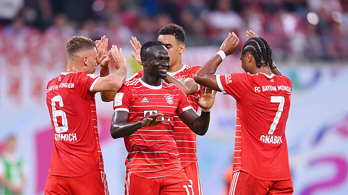 Auf diesem Foto jubeln vier Torschützen. Insgesamt konnten beim FC Bayern schon 13 Spieler ein Tor erzielen - Rekord.