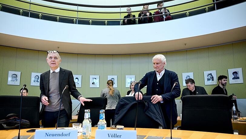 Bernd Neuendorf (l) und Rudi Völler bei der Sitzung des Sportausschusses des Bundestags.