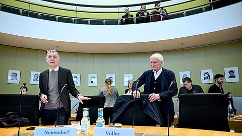 Bernd Neuendorf (l) und Rudi Völler bei der Sitzung des Sportausschusses des Bundestags.