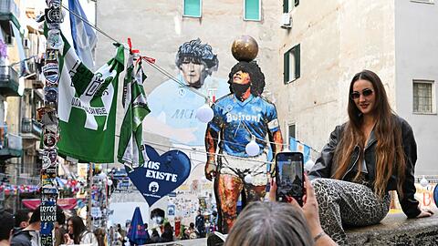 Der Largo Maradona gehört zu den wichtigsten Touristenattraktionen Neapels. (Archivbild)