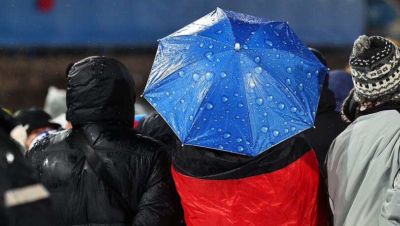 Die Fans lie&szlig;en sich vom miesen Wetter nicht aufhalten.