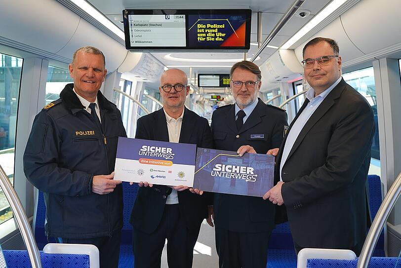 Sie haben am Freitag (13.3.) die Info-Kampagne "Sicher unterwegs" gestartet (v.l.): Polizeipr&auml;sident Thomas Hampel, S-Bahn-Chef Heiko B&uuml;ttner, Polizeidirektor Steffen Quaas (Bundespolizei) und MVG-Chef Ingo Wortmann.