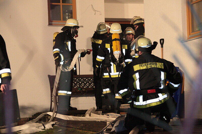 Zu einem Garagenbrand in Dörfl wurden mehrere Feuerwehren alarmiert. Das Feuer ist vermutlich im Dachbereich der Garage ausgebrochen und griff auf das Wohnhaus über.