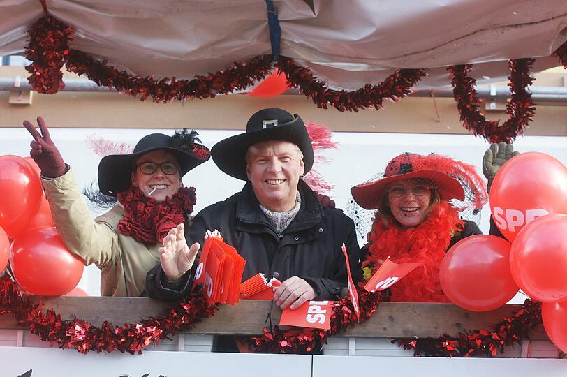Dieter Reiter als Hahn im Korb: Links die Landtagsabgeordnete Isabell Zacharias, rechts Stadträtin Constanze Söllner-Schaar.