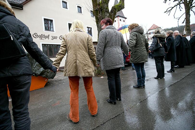 Nach den Brandanschlägen auf Asylbewerber-Unterkünfte haben die Menschen in Vorra eine Menschenkette und einen Solidaritätsgottesdienst unter dem Motto "Vorra setzt ein Zeichen" veranstaltet.