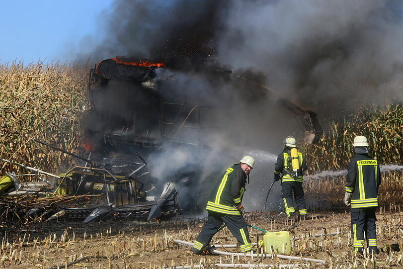 Der Maishäcksler fing Feuer, die anrückenden Wehren hatten den Brand schnell unter Kontrolle.