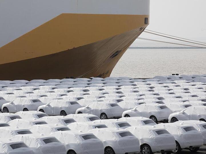 Fahrzeuge stehen in einem Hafen zur Verschiffung bereit. Foto: Jörg Sarbach/Archiv