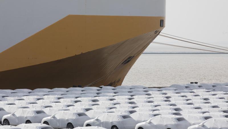 Fahrzeuge stehen in einem Hafen zur Verschiffung bereit. Foto: Jörg Sarbach/Archiv Fahrzeuge stehen in einem Hafen zur Verschiffung bereit. Foto: Jörg Sarbach/Archiv