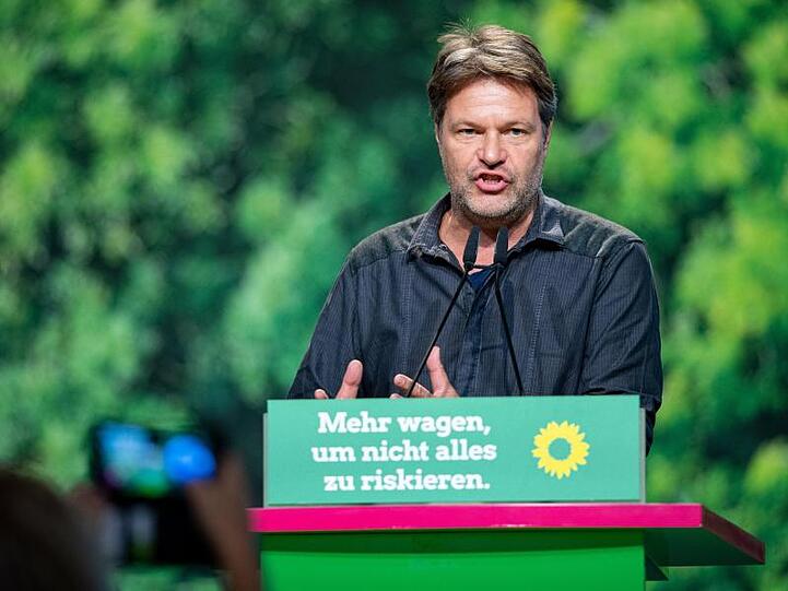 Robert Habeck spricht beim Bundesparteitag der Grünen in Bielefeld.