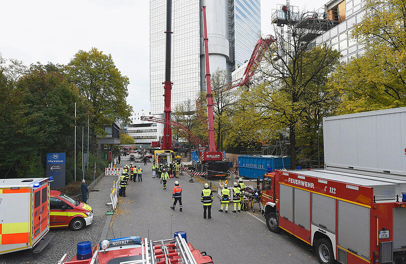 Oktober: Vom Dach eines mehrstöckigen Gebäudes in Bogenhausen soll ein Kran abgebaut werden. Dabei kippt der Ausleger um und stürzt auf ein Haus. Sowohl der Kranführer als auch ein Bauarbeiter werden schwer verletzt.