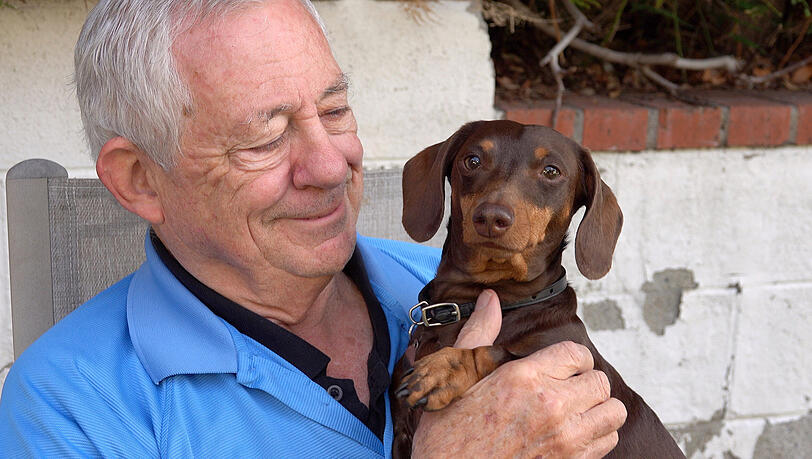 Der freundliche Herr und sein Zamperl stehen für zwei der vier Kategorien, um die es bei der Spenden-Aktion geht: Senioren und Tiere. Der freundliche Herr und sein Zamperl stehen für zwei der vier Kategorien, um die es bei der Spenden-Aktion geht: Senioren und Tiere.