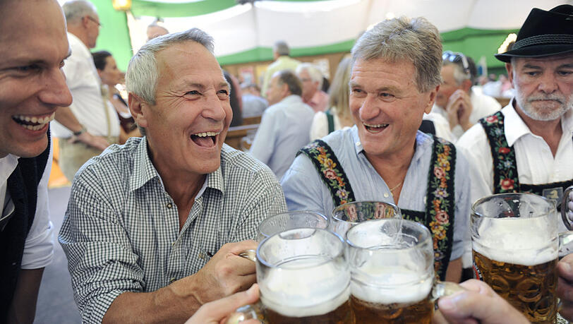 Olympia-Freund: Schloder (l.) hält regen Kontakt zu Sommer- wie Wintersportlern. Hier sitzt er mit Rosi Mittermaiers früherem Trainer Heinz Mohr bei einem Sportler-Stammtisch zusammen.