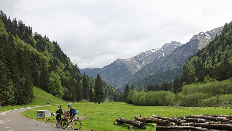 Radfahrer sind bei einer Tour im Hintersteiner Tal im Landkreis Oberallgäu unterwegs.