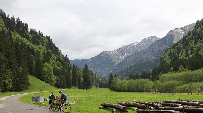 Radfahrer sind bei einer Tour im Hintersteiner Tal im Landkreis Oberallgäu unterwegs.