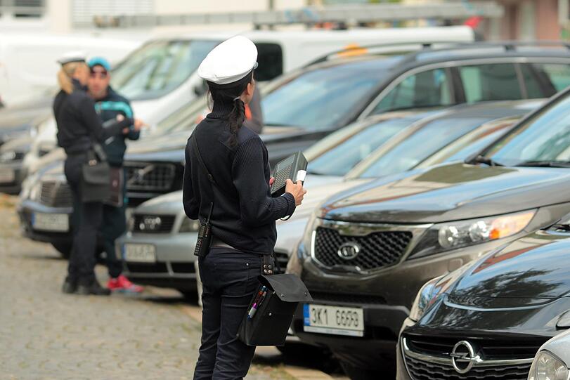 Sieben frühere Karstadt-Mitarbeiter könnten demnächst bei der Verkehrsüberwachung arbeiten. Derzeit laufen Bewerbungsgespräche.