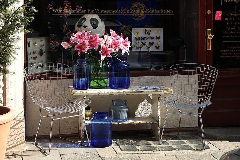 Herrliches Plätzchen vor einem Vintage-Laden in der Hans-Sachs-Straße.