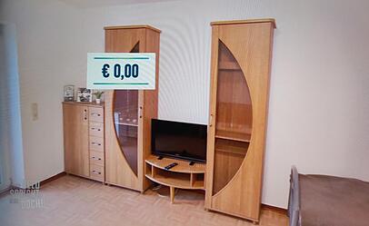 Seine Wohnungseinrichtung wurde ihm komplett von guten Freunden geschenkt. Seine Wohnungseinrichtung wurde ihm komplett von guten Freunden geschenkt.