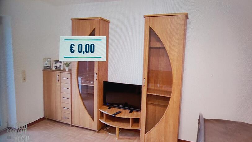Seine Wohnungseinrichtung wurde ihm komplett von guten Freunden geschenkt. Seine Wohnungseinrichtung wurde ihm komplett von guten Freunden geschenkt.