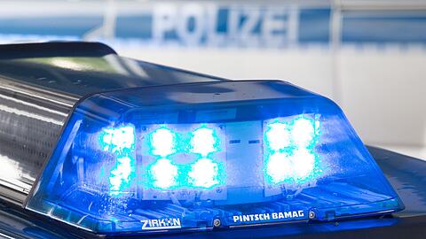 Die Polizei sucht in einem See im schwäbischen Kissing nach einem vermissten Mann. Vermutlich erreignete sich ein Badeunfall (Symbolbild).