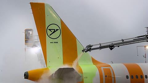 Ein Flugzeug wird auf dem Frankfurter Flughafen enteist.