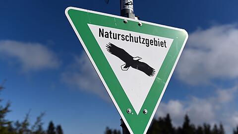 Zwei Motorradfahrer waren in einem Naturschutzgebiet unterwegs. (Symbolbild)