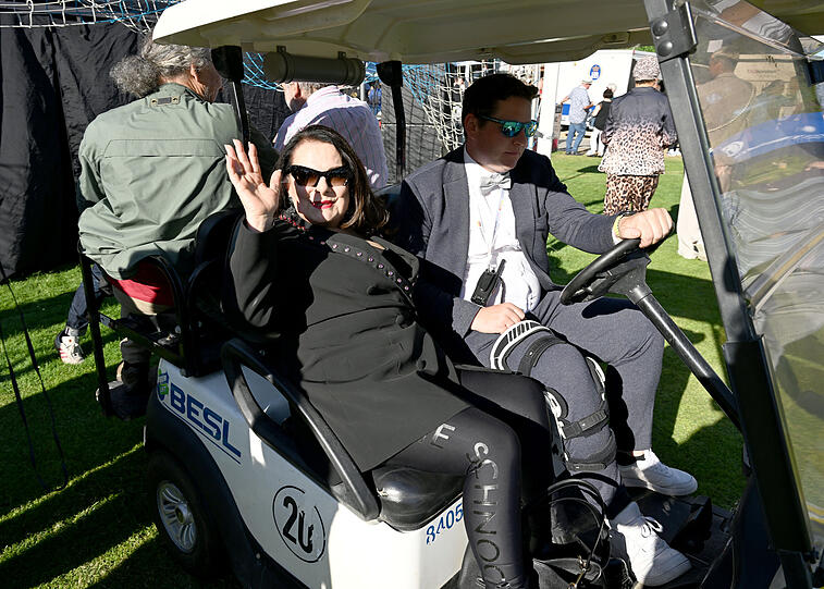 Stilechte Anreise: Marianne Rosenberg wird im Golfcart zur Bühne gefahren. Stilechte Anreise: Marianne Rosenberg wird im Golfcart zur Bühne gefahren.