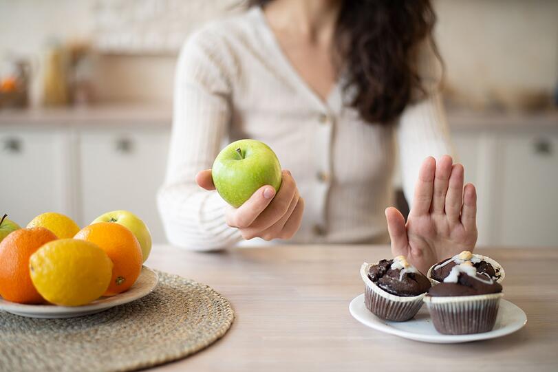 Wer diese Tipps umsetzt, kann sein Verlangen nach Süßem reduzieren. Doch Wunder sollte man nicht erwarten. Es ist unwahrscheinlich, dass Brownies plötzlich völlig uninteressant werden. Wichtiger ist es, realistische Ziele zu setzen und selbst kleine Erfolge zu schätzen. Etwa, wenn es bei einem Stück Kuchen bleibt, statt den ganzen Teller leerzuessen oder sich Nachschlag zu holen. Wer diese Tipps umsetzt, kann sein Verlangen nach Süßem reduzieren. Doch Wunder sollte man nicht erwarten. Es ist unwahrscheinlich, dass Brownies plötzlich völlig uninteressant werden. Wichtiger ist es, realistische Ziele zu setzen und selbst kleine Erfolge zu schätzen. Etwa, wenn es bei einem Stück Kuchen bleibt, statt den ganzen Teller leerzuessen oder sich Nachschlag zu holen.