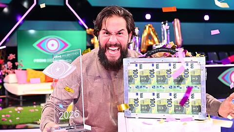 Maurice Dziwak jubelt am Montagabend im "Promi Big Brother"-Studio mit Pokal und Geldkoffer.